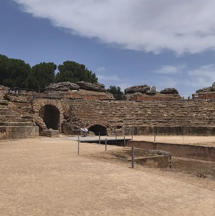 Vista da arena e das arquibancadas em ruínas do Anfiteatro Romano de Mérida, com as entradas dos túneis visíveis ao fundo