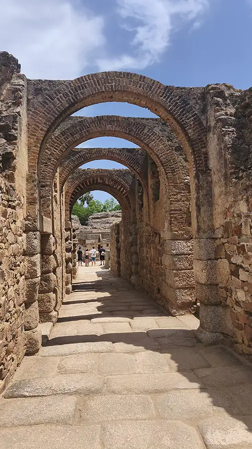 Corredor com arcos de pedra no Anfiteatro Romano de Mérida, por onde os gladiadores acessavam a arena