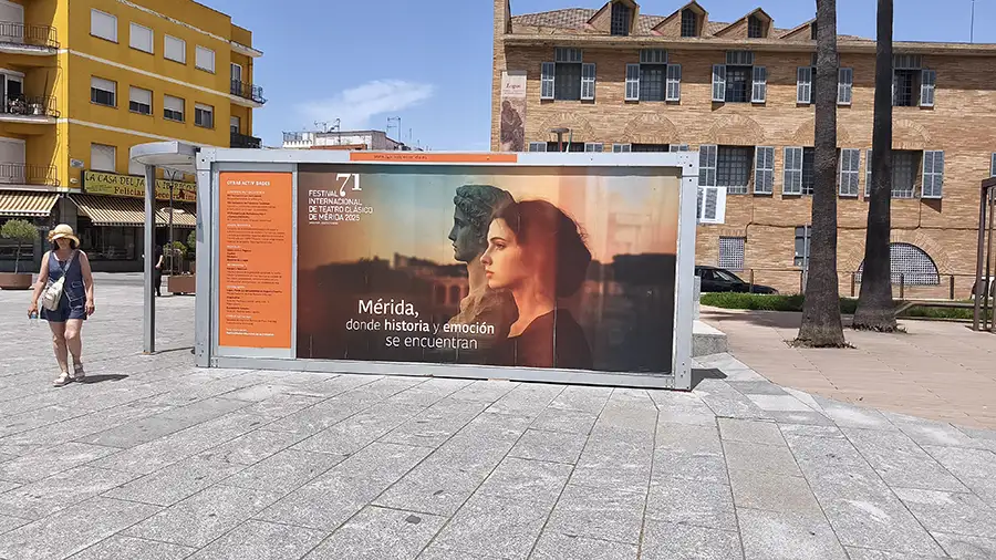 Painel publicitário da 71ª edição do Festival Internacional de Teatro Clássico de Mérida numa praça da cidade