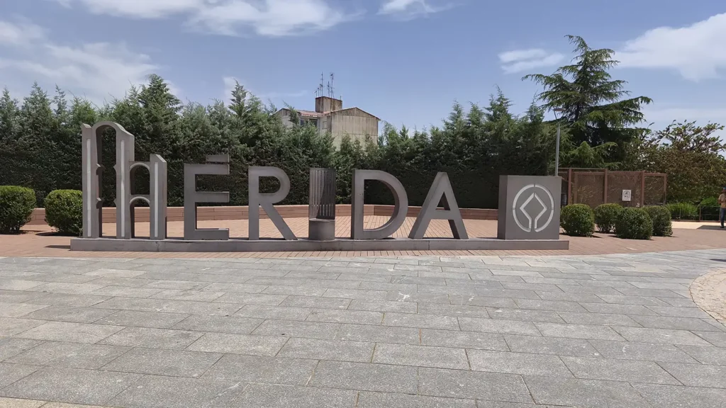 Letreiro escultórico com o nome Mérida em letras de concreto numa praça da cidade, com o símbolo da UNESCO integrado na letra M