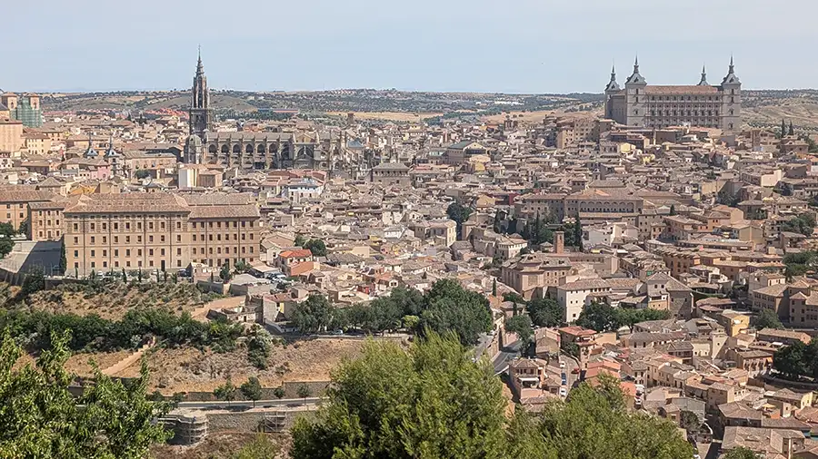 Vista panorâmica do centro histórico de Toledo a partir do Parador, com a Catedral à esquerda e o Alcázar à direita