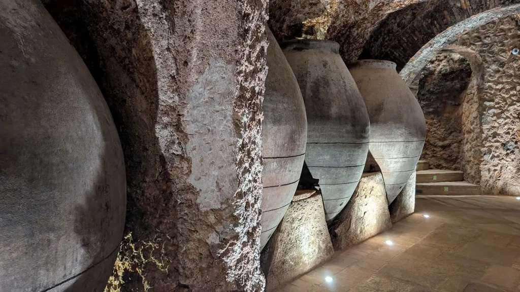 Ânforas de barro empilhadas na caverna da Bodega Pedro García para envelhecimento de vinho em Colmenar de Oreja.