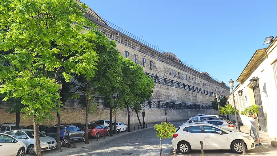 Estacionamento gratuito em frente à bodega González Byass em Jerez, próximo ao Arco da Muralla