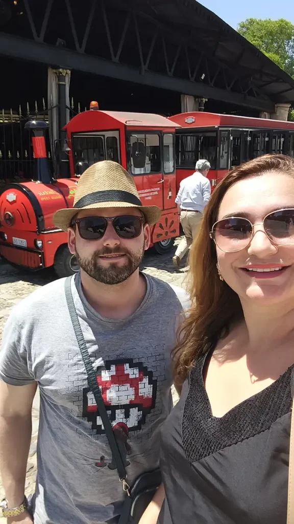 Visitantes em tour na González Byass embarcando no trem temático que percorre as adegas de Tio Pepe