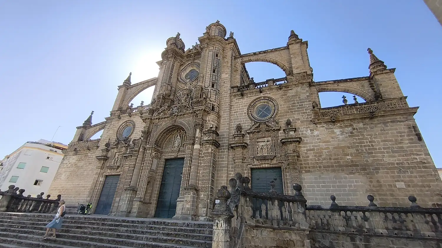 Fachada barroca da Catedral de Jerez de la Frontera com escadaria em primeiro plano, um dos principais pontos turísticos do Triângulo de Jerez na Andaluzia