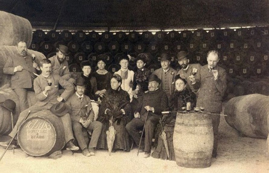 Foto histórica da González Byass, visita de personalidades às adegas em 1835, fundação da bodega de xerez Tio Pepe