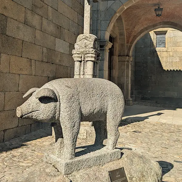 Estátua do Marrano, porco, ao lado da igreja