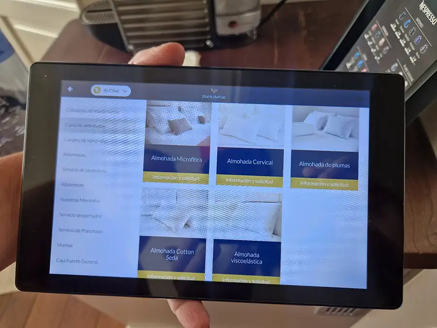 Tablet do quarto do Puebloastur com o menu de travesseiros e as opções disponíveis