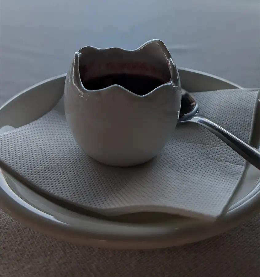 Aperitivo servido em casca de ovo de porcelana antes do menu degustação do Puebloastur