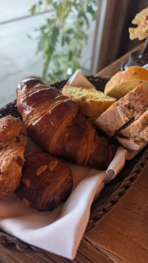 Cesta de pães artesanais e viennoiserie no café da manhã do Puebloastur