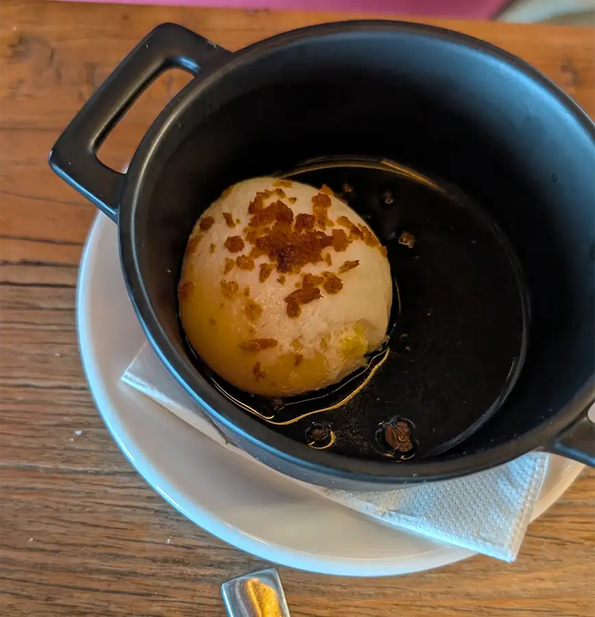 Ovo pochado servido em panelinha de ferro no café da manhã do Puebloastur