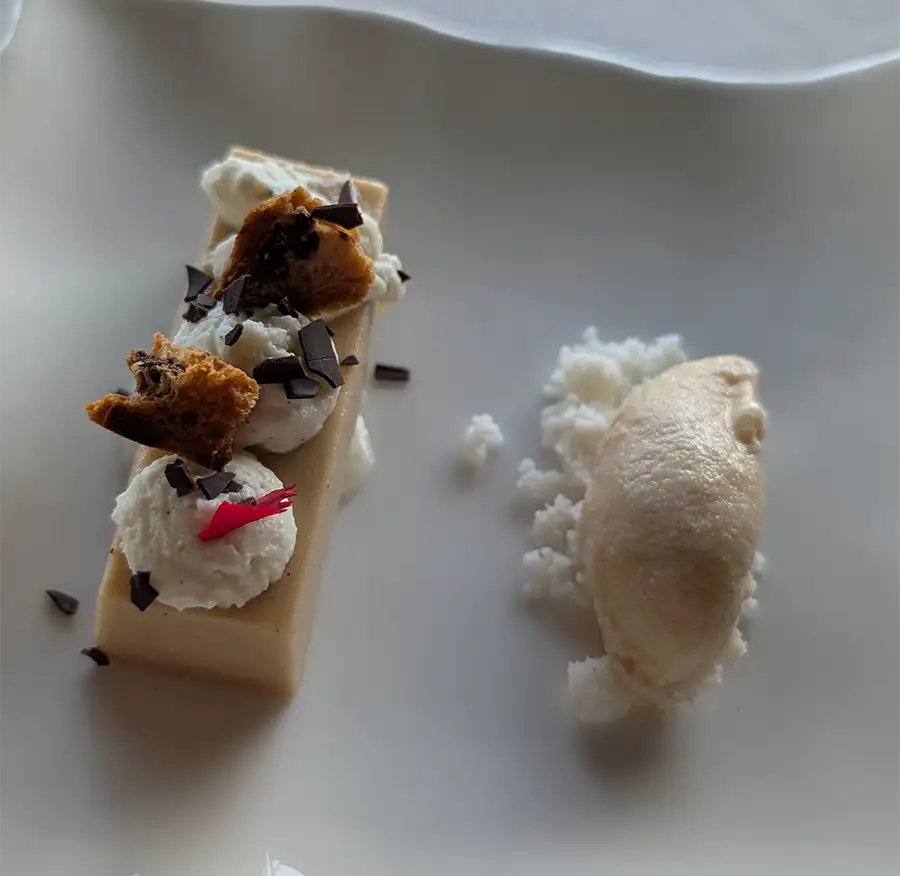 Panna cotta de banana com caramelo salgado e sorvete de biscoito no Puebloastur