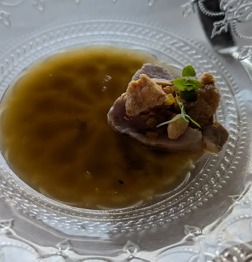 Pesca do dia servida em prato de vidro no menu degustação do Puebloastur