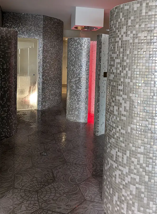 Cabines das duchas de sensações do spa do Puebloastur revestidas de mosaico