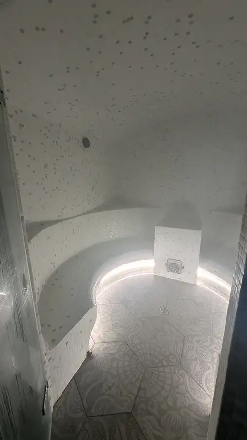 Sauna a vapor do spa do Puebloastur com banco curvo e iluminação embutida