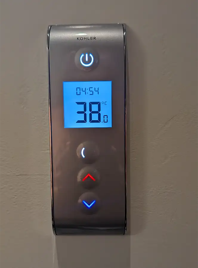 Painel digital que controla a temperatura do chuveiro no banheiro do Puebloastur