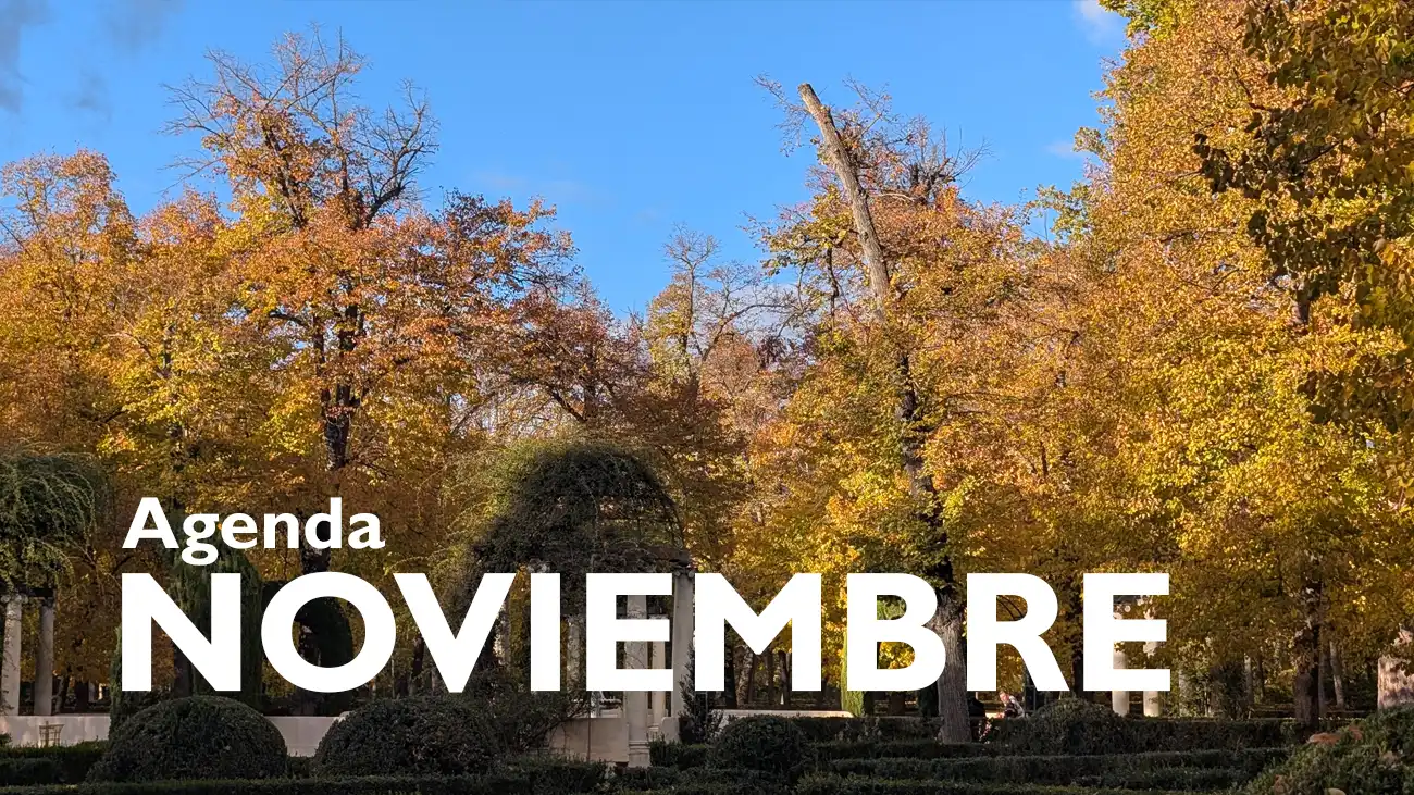 Parque durante o outono com árvores em tons de amarelo e laranja, sob o texto "Agenda noviembre" em branco.