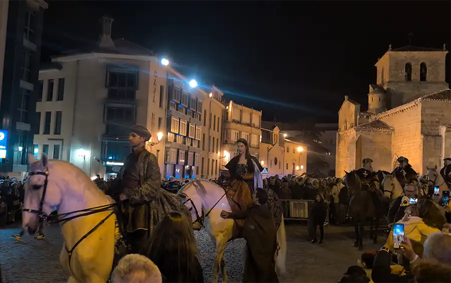 Figura nobre em cavalo branco com igreja de Soria ao fundo no Festival de las Ánimas.