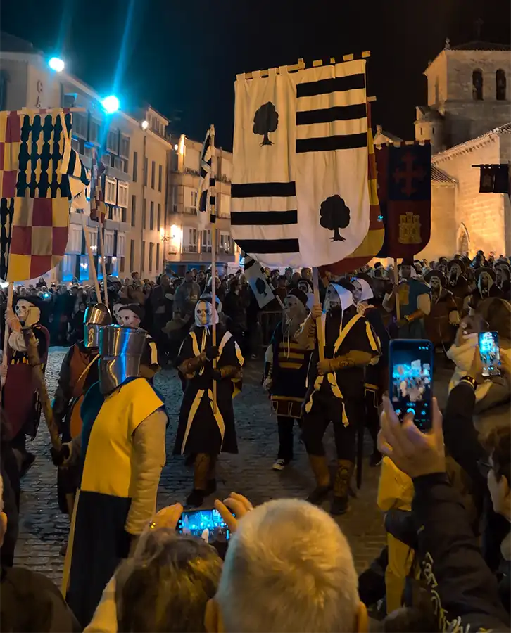 Grupo mascarado de esqueletos e cavaleiros com bandeiras tradicionais em Soria no Festival de las Ánimas.