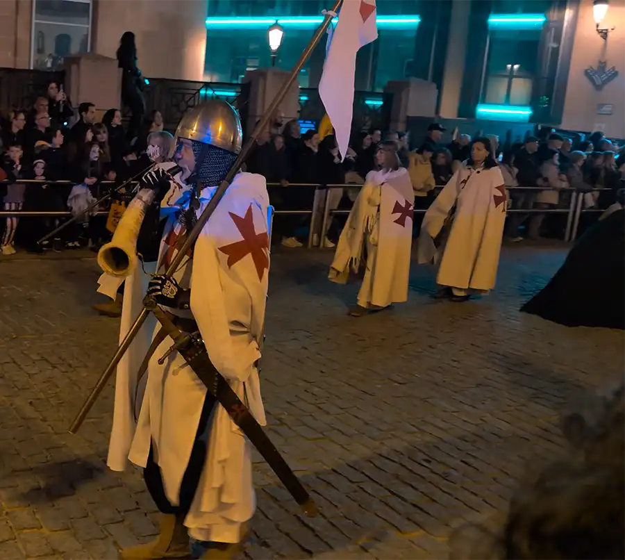 Trompeteiro templário com Cruz de Calatrava e capacete tocando corno em Soria no Festival de las Ánimas.