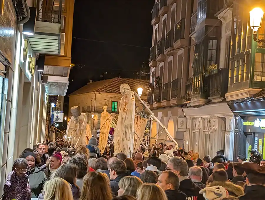 Multidão acompanha as figuras de esqueletos gigantes pelas ruas estreitas de Soria no desfile noturno