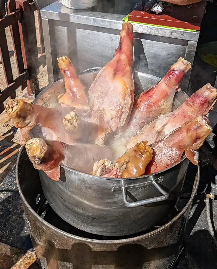 Lacón cozinhando em panela grande ao ar livre na área de comida da Fromago, em Zamora
